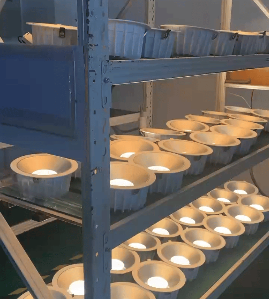 LED TRACK SPOT LIGHTing aging test